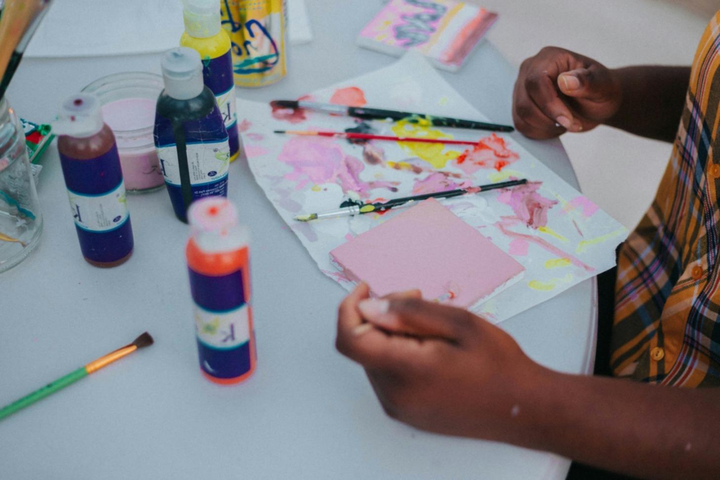 Estudiante internacional trabajando en dibujo de naturaleza muerta